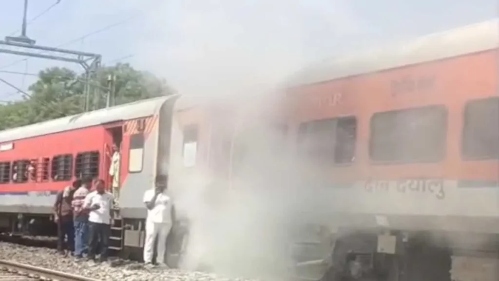 Ratlam News: रणथंभौर एक्सप्रेस के कोच में ब्रेक चिपका, पहियों से निकला धुआं; यात्रियों में मची अफरातफरी
