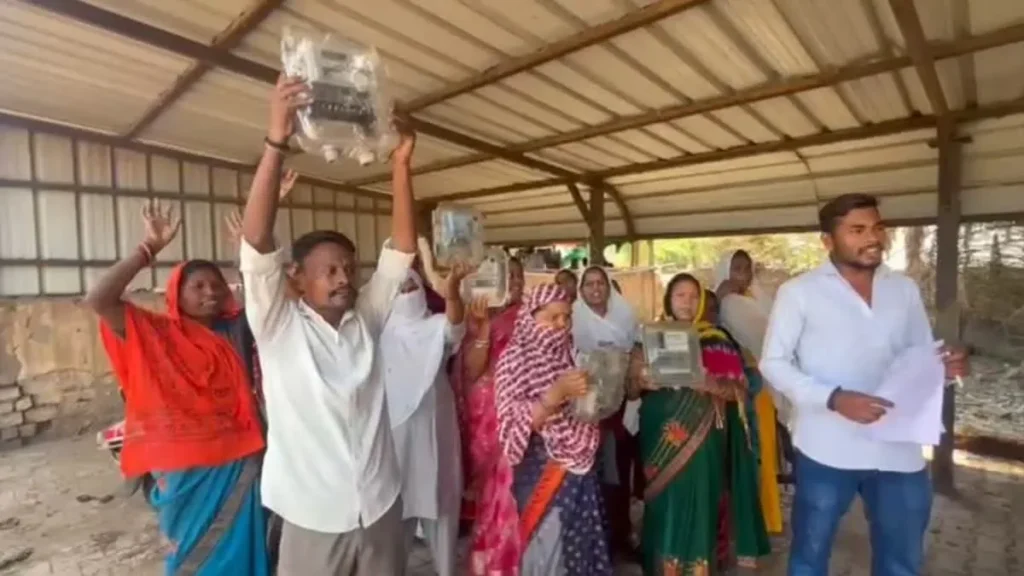 Bhilai News: स्मार्ट मीटर के खिलाफ भड़के लोग; बिजली कार्यालय में मीटर फेंककर किया जोरदार प्रदर्शन