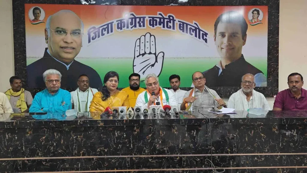 बालोद में बिजली दरों के खिलाफ कांग्रेस का प्रदर्शन; पूर्व विधायक अरुण वोरा ने स्मार्ट मीटर को बताया ‘लूट का जरिया’ Protest Against Electricity Rates
