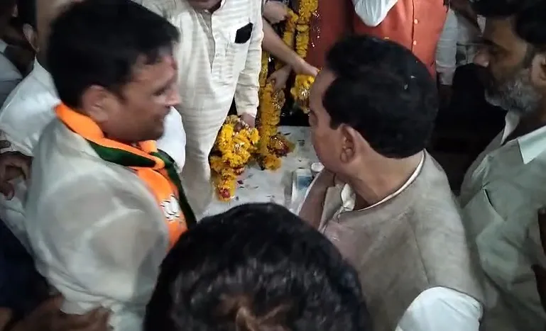 Datia Bypoll: ‘दूल्हा पीछे आ रहा है…’, दतिया उपचुनाव में दिखा नरोत्तम मिश्रा का अलग अंदाज, BJP प्रत्याशी को किया आगे