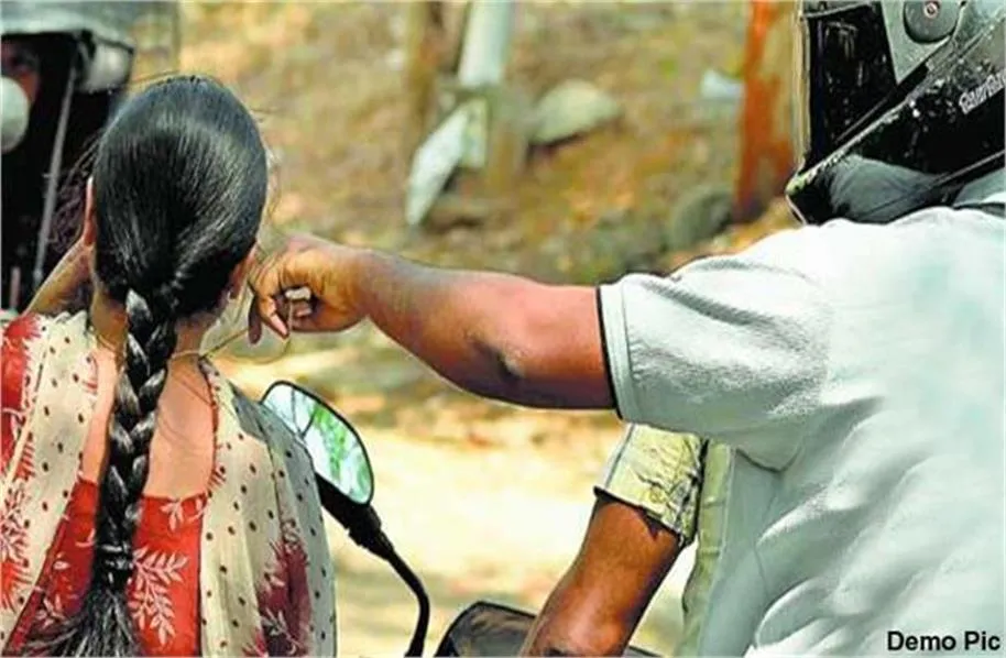 Jalandhar Snatching: दिनदहाड़े महिला से 8-9 तोले सोना लूटा, बाइक सवार स्नेचर्स का आतंक