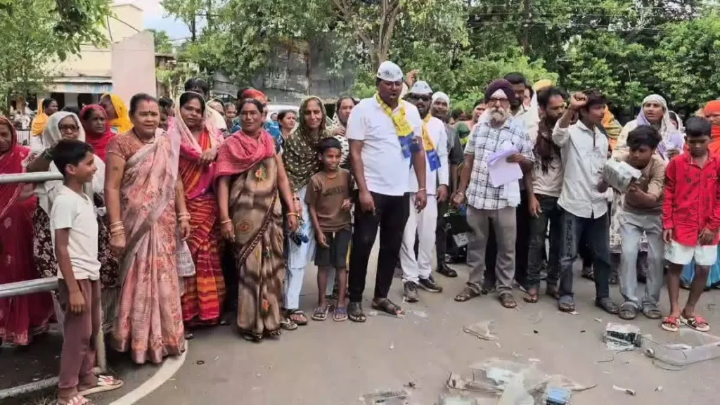 Durg News: स्मार्ट मीटर के खिलाफ भड़की जनता, कलेक्ट्रेट के बाहर मीटर तोड़कर किया विरोध प्रदर्शन