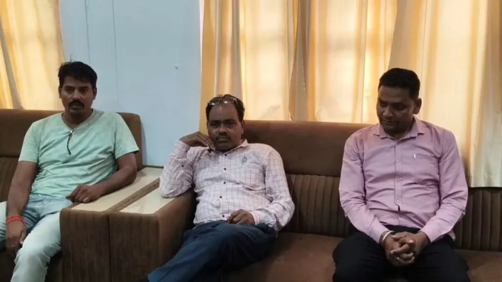 सीधी: रिश्वत लेते रंगे हाथों पकड़े गए जिला अभियोजन अधिकारी, लोकायुक्त टीम को देख सड़क पर फेंके नोट DPO caught red handed