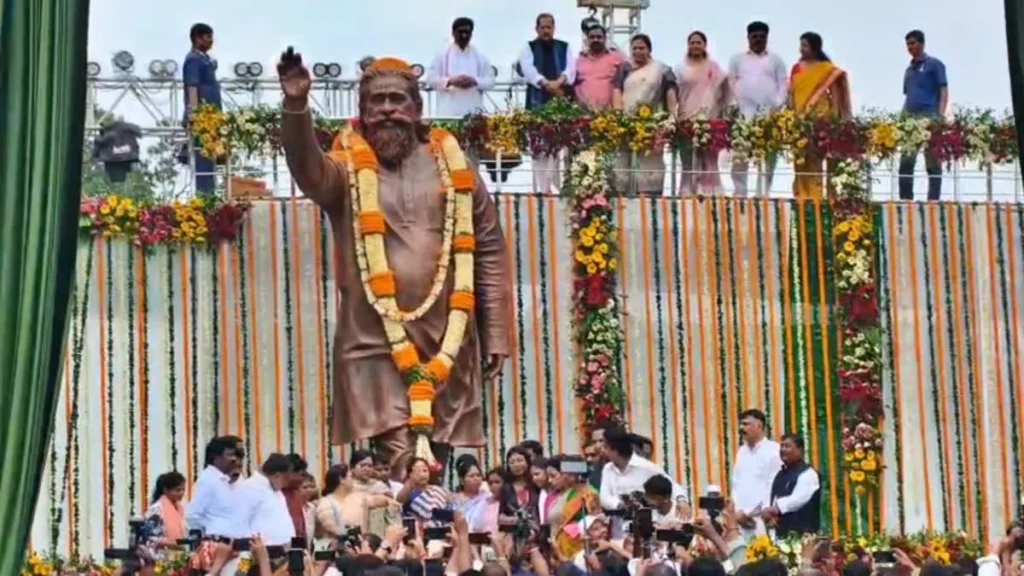 14 feet tall statue of dishom guru