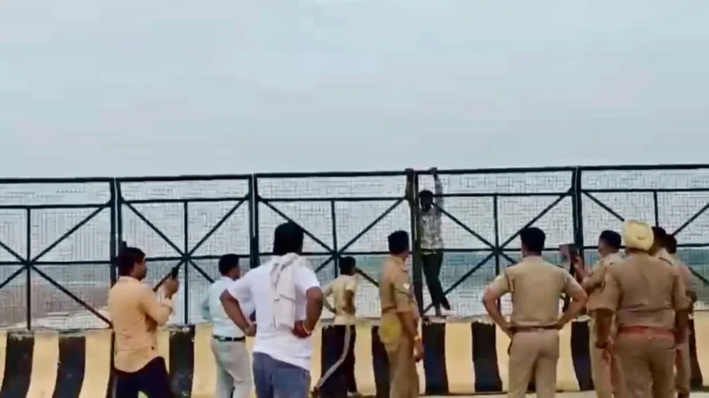 एमपी-यूपी बॉर्डर पर चंबल पुल पर हाई-वोल्टेज ड्रामा, जाली से लटका दुष्कर्म का आरोपी युवक