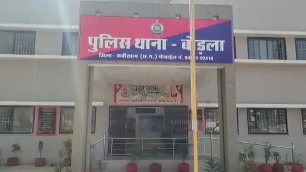 कवर्धा में हाईटेंशन तार की चपेट में आने से ग्रामीण की दर्दनाक मौत: बकरियों के लिए पत्ते तोड़ते समय हुआ हादसा