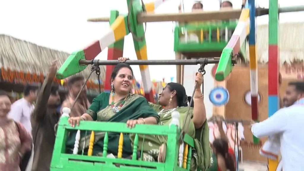 रायपुर की महापौर मीनल चौबे ने मुख्यमंत्री निवास में खेली हरेली: पारंपरिक ‘रसूली’ झूले पर झूलकर ताजा की बचपन की यादें mayor Meenal Choubey played Hareli