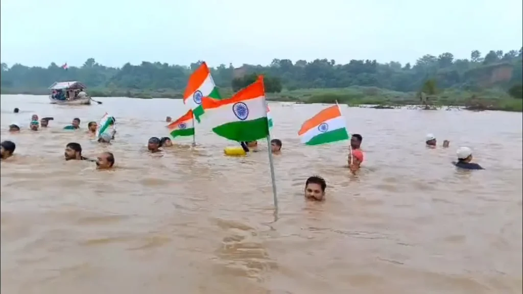 जबलपुर में देशभक्ति का अनूठा जुनून: उफनती नर्मदा नदी में एक हाथ में तिरंगा थामकर 7 किमी तैरे तैराक, 18 साल से जारी है परंपरा