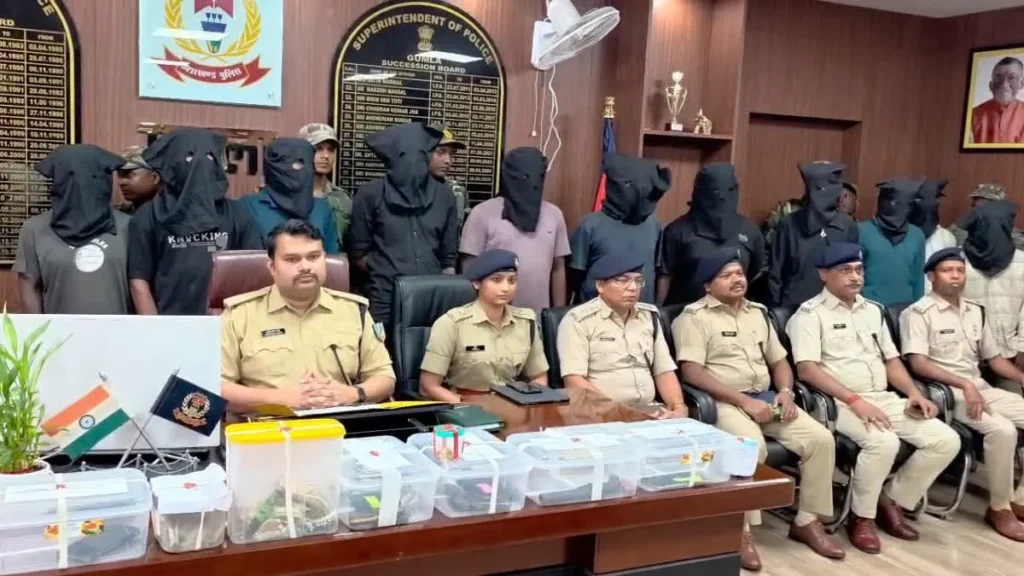गुमला में अंतरराज्यीय लुटेरा गिरोह ध्वस्त: 11 गिरफ्तार, 70 ग्राम सोना, 1.5 किग्रा चांदी और 1.70 लाख नकदी बरामद