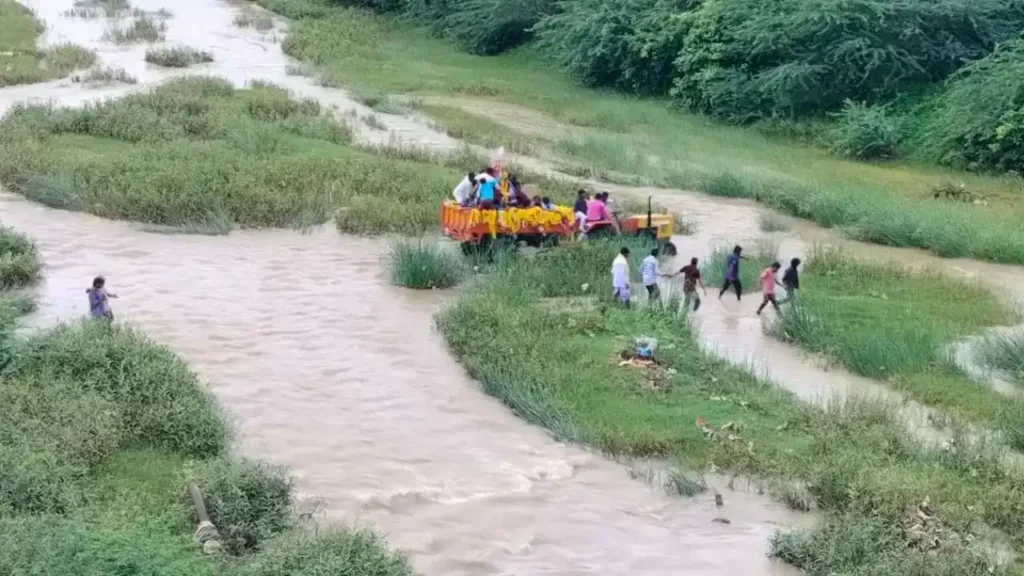 कर्नाटक के कलबुर्गी में बाढ़ से बिगड़े हालात, उफनती कमलावती नदी में ट्रैक्टर पर शव ले जाकर हुआ अंतिम संस्कार