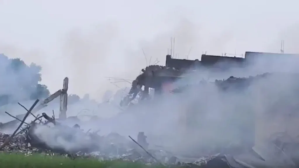 कौशांबी में अवैध पटाखा फैक्ट्री में भीषण विस्फोट: 11 की मौत, दर्जनों घायल; 10 बुलडोजर से हटाया जा रहा मलबा