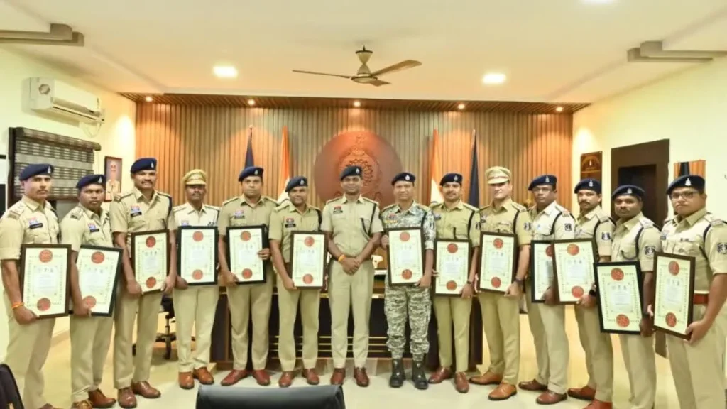 दंतेवाड़ा पुलिस के साहस को सलाम! SP चंद्रमोहन सिंह ने सम्मानित किए नक्सल मोर्चे पर डटे 13 पुलिस अधिकारी salute courage of Dantewada police