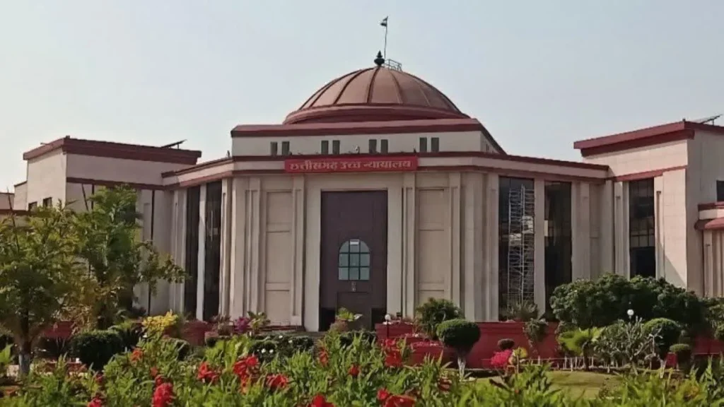 शिक्षक (कृषि) भर्ती में B.Ed. अनिवार्य: छत्तीसगढ़ हाईकोर्ट ने खारिज की योग्यता में छूट की मांग, 65 अभ्यर्थियों को झटका
