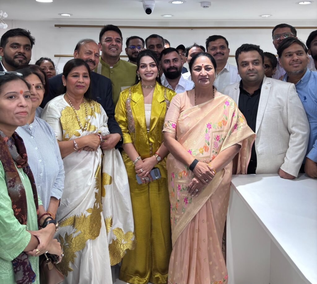 Rekha Gupta inaugurates showroom