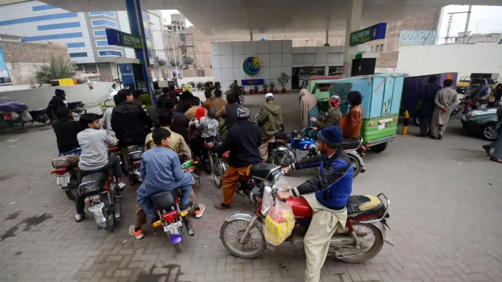 petrol crisis deepens in Pakistan