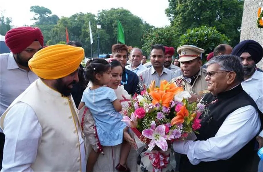 : पंजाब राजभवन में ‘एट होम’ समारोह का आयोजन: राज्यपाल गुलाब चंद कटारिया के साथ CM भगवंत मान और CM नायब सैनी रहे मौजूद