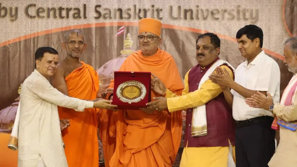 केंद्रीय संस्कृत विश्वविद्यालय ने BAPS के प्रसिद्ध विद्वान स्वामी भद्रेशदास को ‘वेदान्तविद्या-विश्वगुरु’ की मानद उपाधि से किया अलंकृत