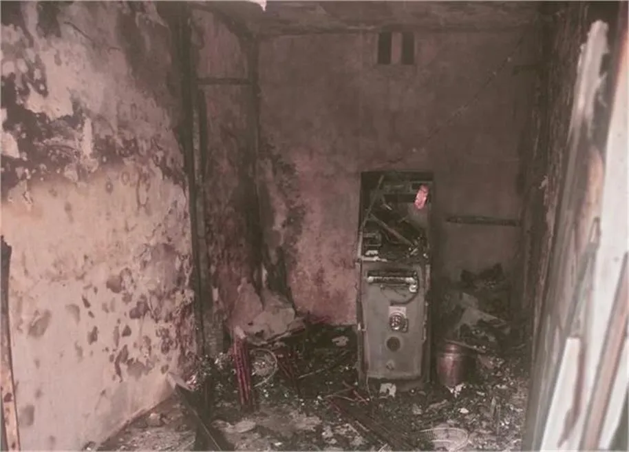 Gurugram Crime News: गुड़गांव की नाथूपुर सब्जी मंडी में हिताची ATM में लगी भीषण आग; मशीन में रखा कैश जला