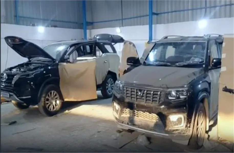 Faridabad CM Flying Raid: तिगांव में अवैध बुलेटप्रूफ कार वर्कशॉप पर CM फ्लाइंग का छापा; 4 लग्जरी गाड़ियां बरामद