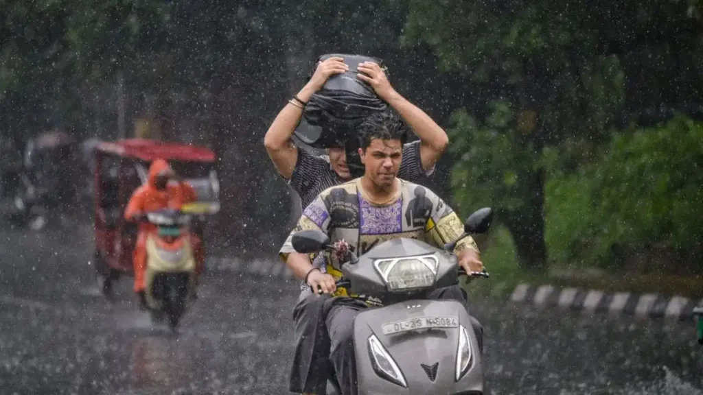 देश के कई राज्यों में मॉनसून की वापसी से पहले भारी बारिश का अलर्ट, यूपी-बिहार में आंधी-तूफान की चेतावनी Weather Update Today
