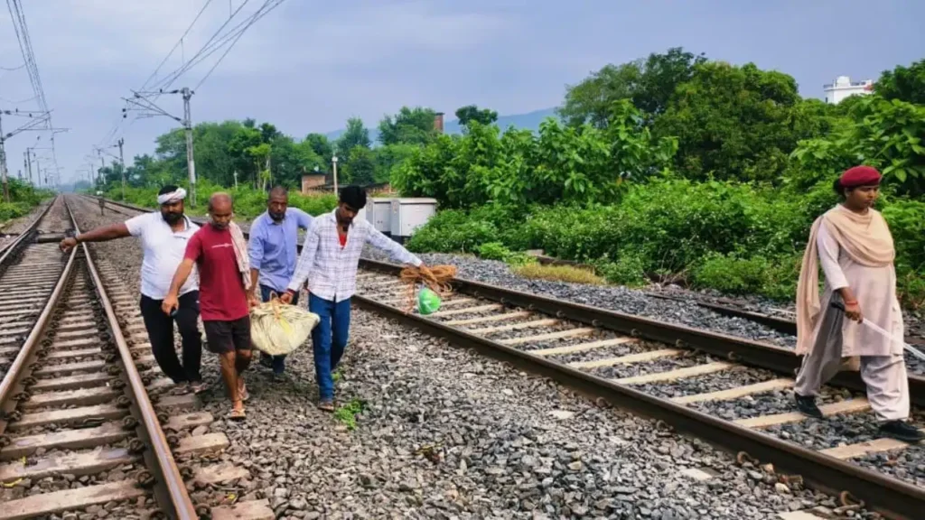 Bihar Railway Negligence: जमुई में रेल प्रशासन की अमानवीयता, ट्रैक पर कौवे नोचते रहे शव; परिजनों ने खुद टेंपो से पहुंचाया अस्पताल