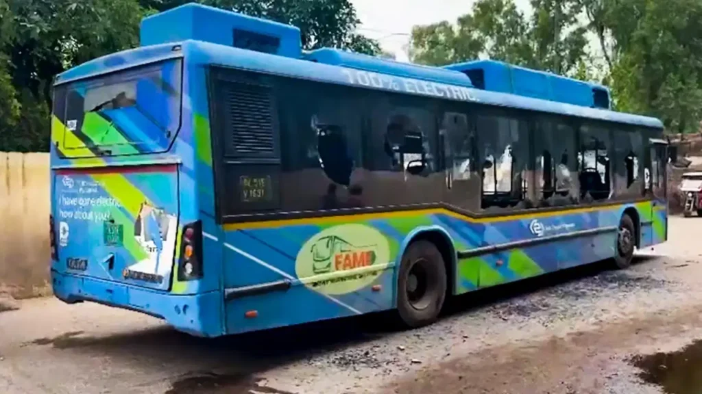 Delhi DTC Bus Strike : डीटीसी चालकों की हड़ताल का तीसरा दिन, 5000 से अधिक बसें ठप होने से आम जनता परेशान Delhi DTC Bus Strike