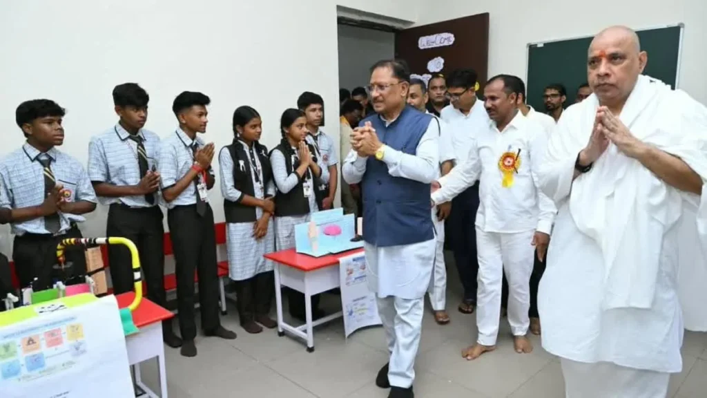 Chhattisgarh CM Visit: रायगढ़ के बनोरा आश्रम में सीएम साय ने खाया पंगत में प्रसाद; 8 एकड़ में बने आधुनिक विद्या मंदिर का उद्घाटन