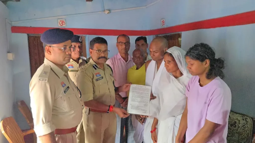 Jashpur News: जशपुर पुलिस की मिसाल! दिवंगत आरक्षक देव नारायण सिंह के पुत्र को मिला आरक्षक पद का नियुक्ति पत्र