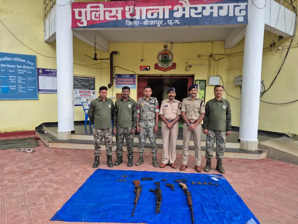 बीजापुर में जमीन के नीचे गाड़कर रखे गए थे हथियार; भैरमगढ़ पुलिस ने जब्त किए 76 जिंदा राउंड Chhattisgarh Naxal News
