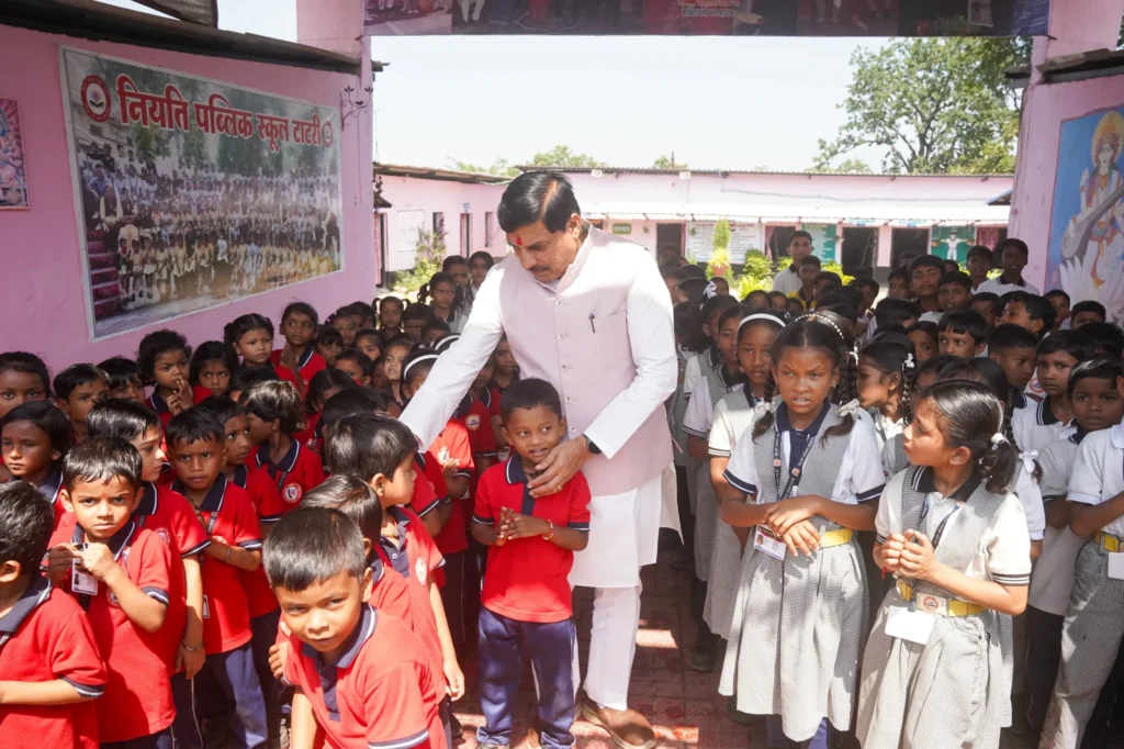 Bhopal News: सीएम मोहन यादव का अनूठा अंदाज, मंडला दौरे पर स्कूल बच्चों के बीच पहुंचे और की आत्मीय बातचीत
